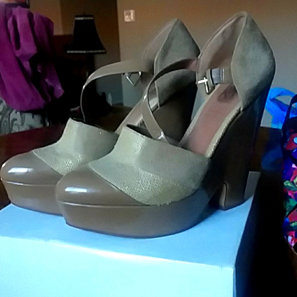 Market sz 10 ankle strap wedges